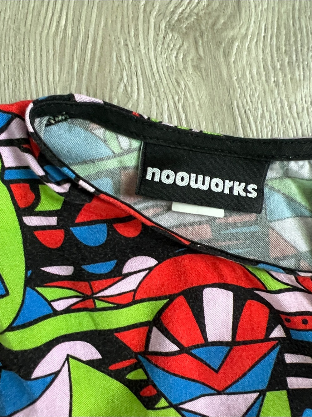 Nooworks Multi-Color Geometric Short Sleeve Shirt USA Made Keyhole Back Large - Picture 2 of 6